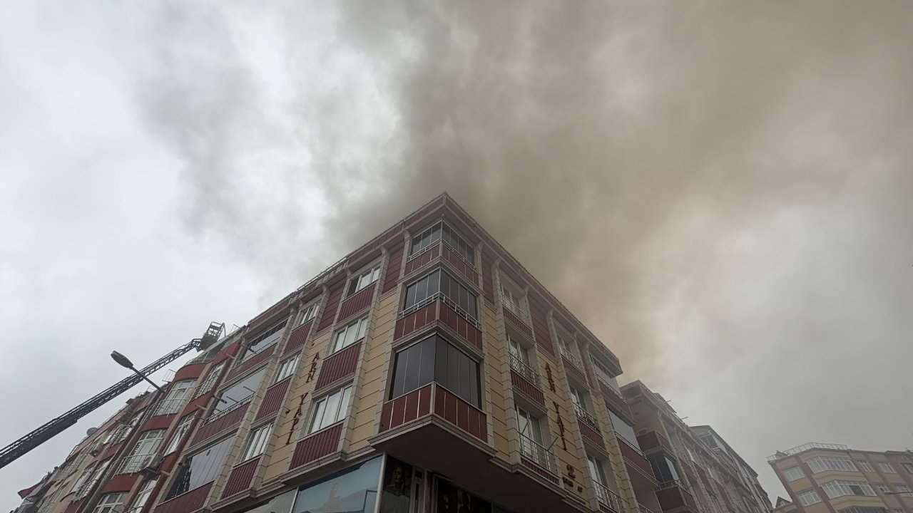 Arnavutköyde 5 katlı binada yangın! 4 kişi hastaneye kaldırıldı