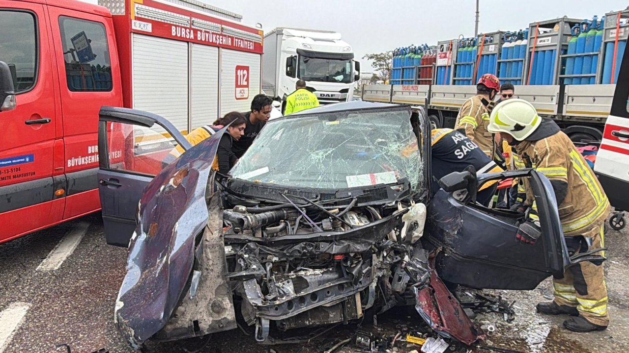 Bursa’da feci kaza! Hurdaya dönen otomobilin içinde sıkıştı