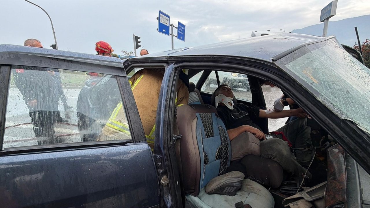 Bursa’da feci kaza! Hurdaya dönen otomobilin içinde sıkıştı