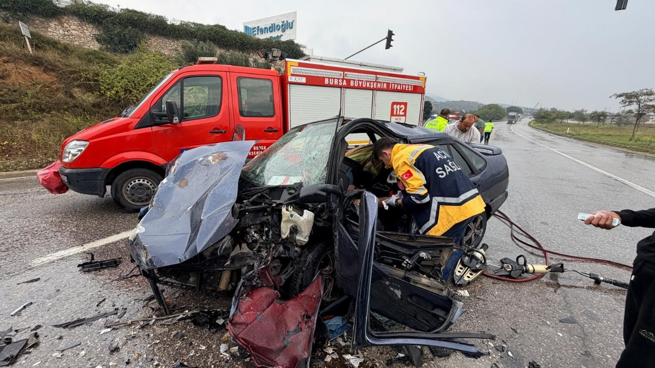 Bursa’da feci kaza! Hurdaya dönen otomobilin içinde sıkıştı