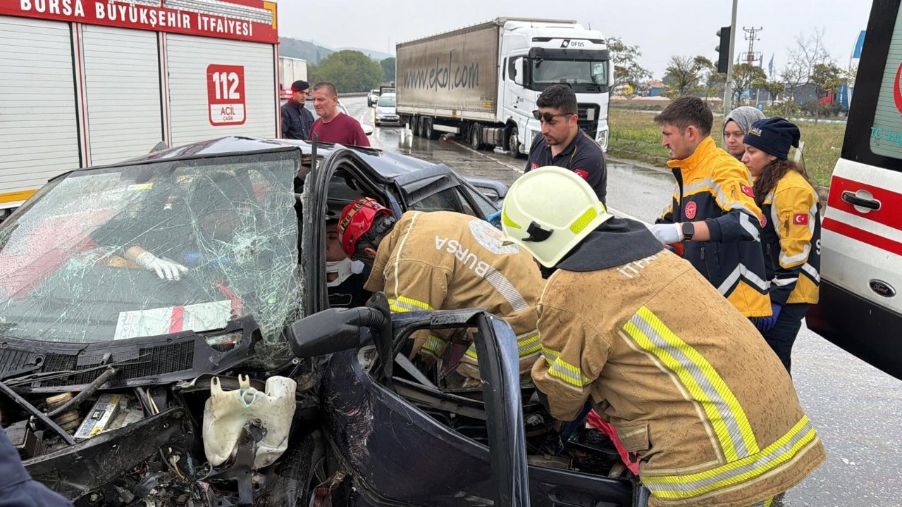Bursa’da feci kaza! Hurdaya dönen otomobilin içinde sıkıştı