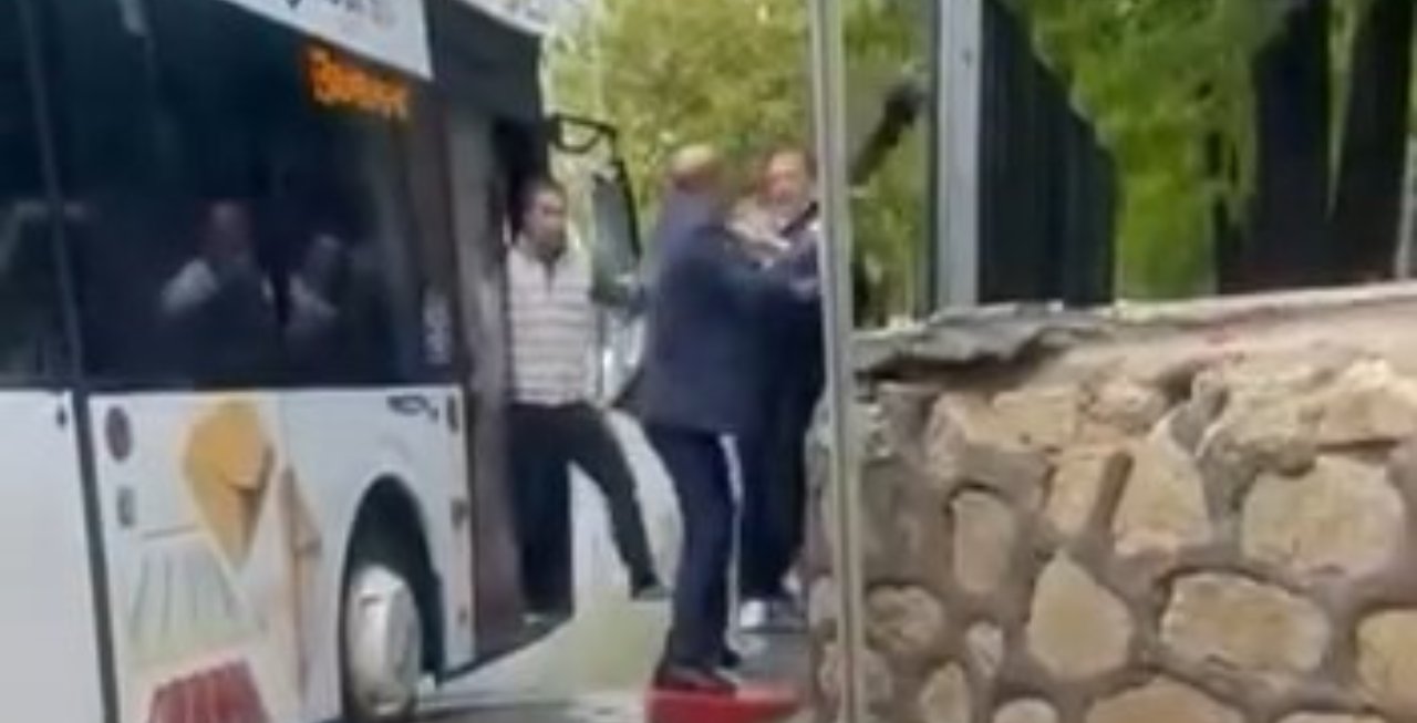 Elazığ'da otobüs şoförüne şemsiyeli saldırı! Yumrukların konuştuğu kavga kamerada