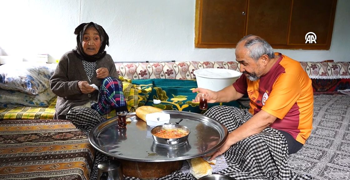 Evlattan kalp ısıtan vefa! Görme ve işitme engelli Ömer, annesine yıllardır çocuğu gibi bakıyor