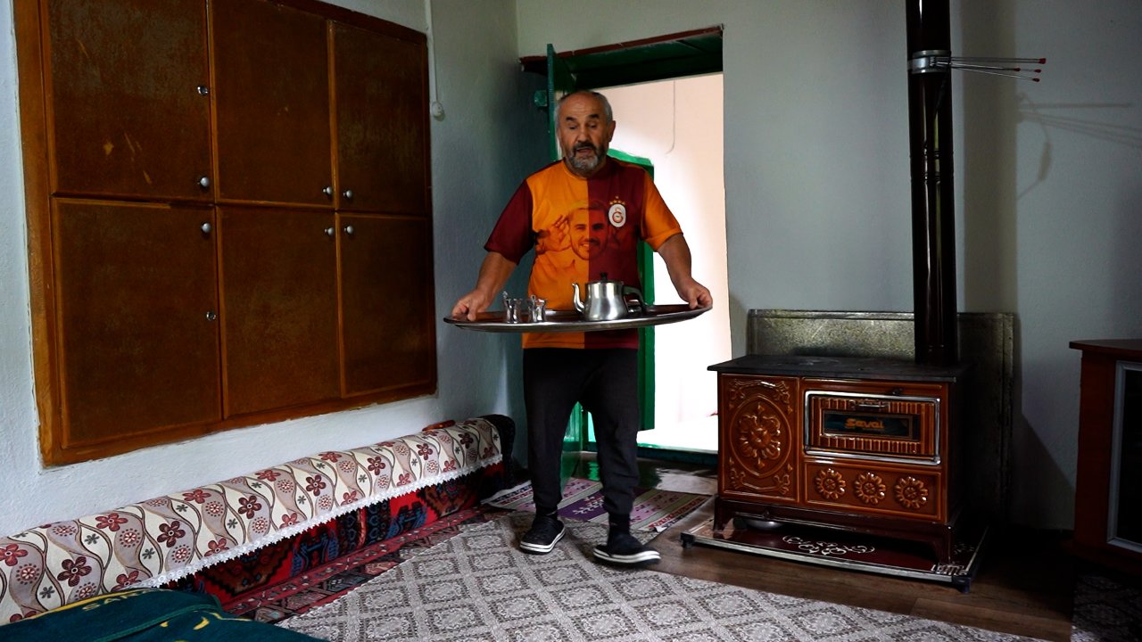 Evlattan kalp ısıtan vefa! Görme ve işitme engelli Ömer, annesine yıllardır çocuğu gibi bakıyor
