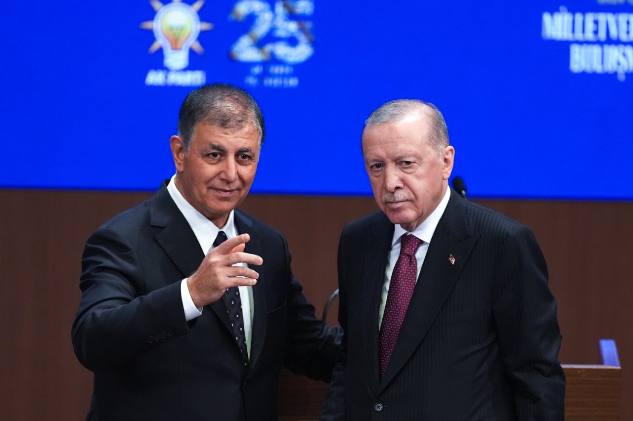 Hakaret üstüne hakaret! Özgür Özel bu kez de Cemil Tugay'a 'Namussuz' dedi