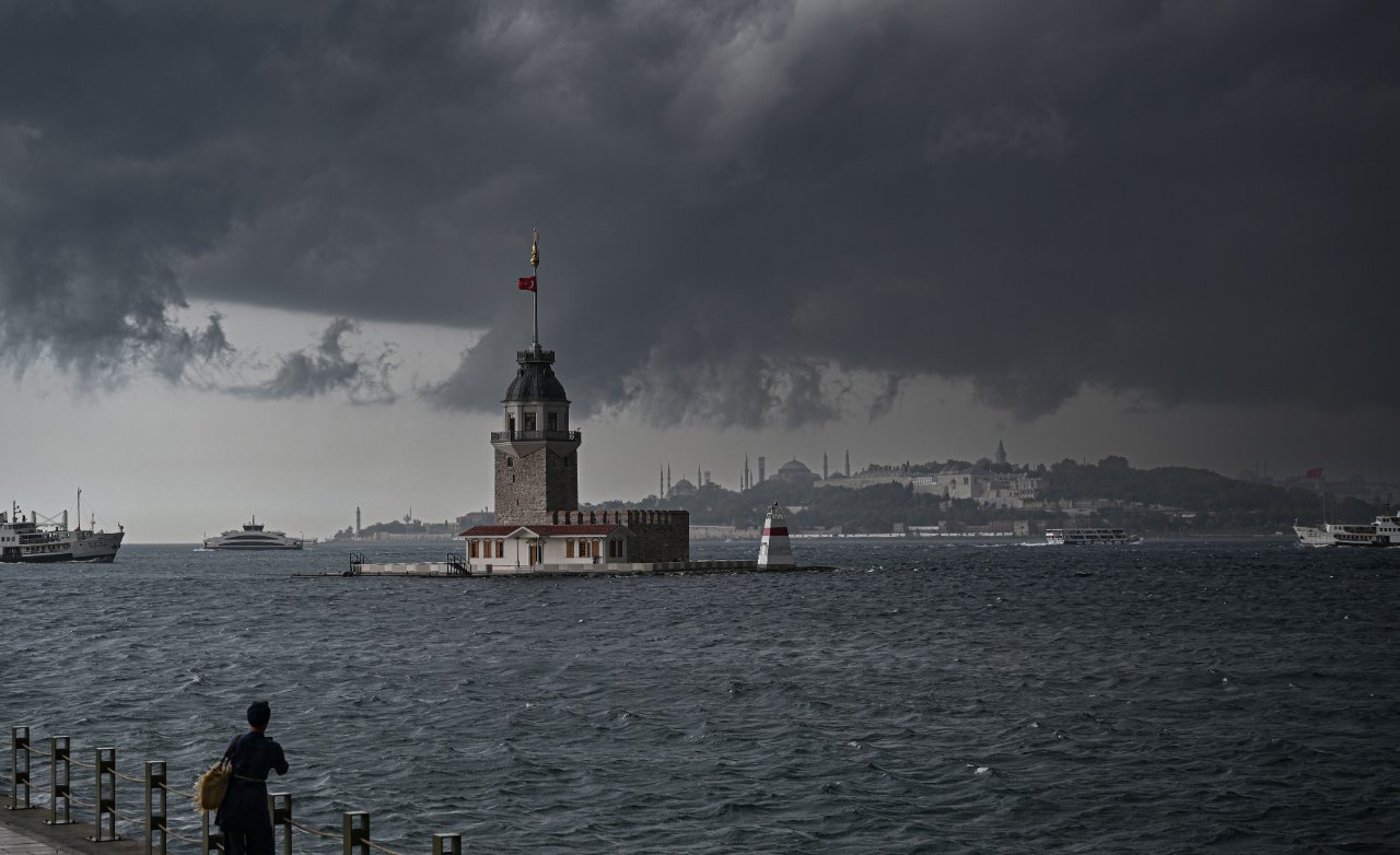 İstanbul yağmura teslim olacak! Valilik 'çok kuvvetli yağış' diyerek uyardı