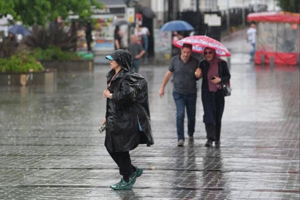 İstanbul yağmura teslim olacak! Valilik 'çok kuvvetli yağış' diyerek uyardı