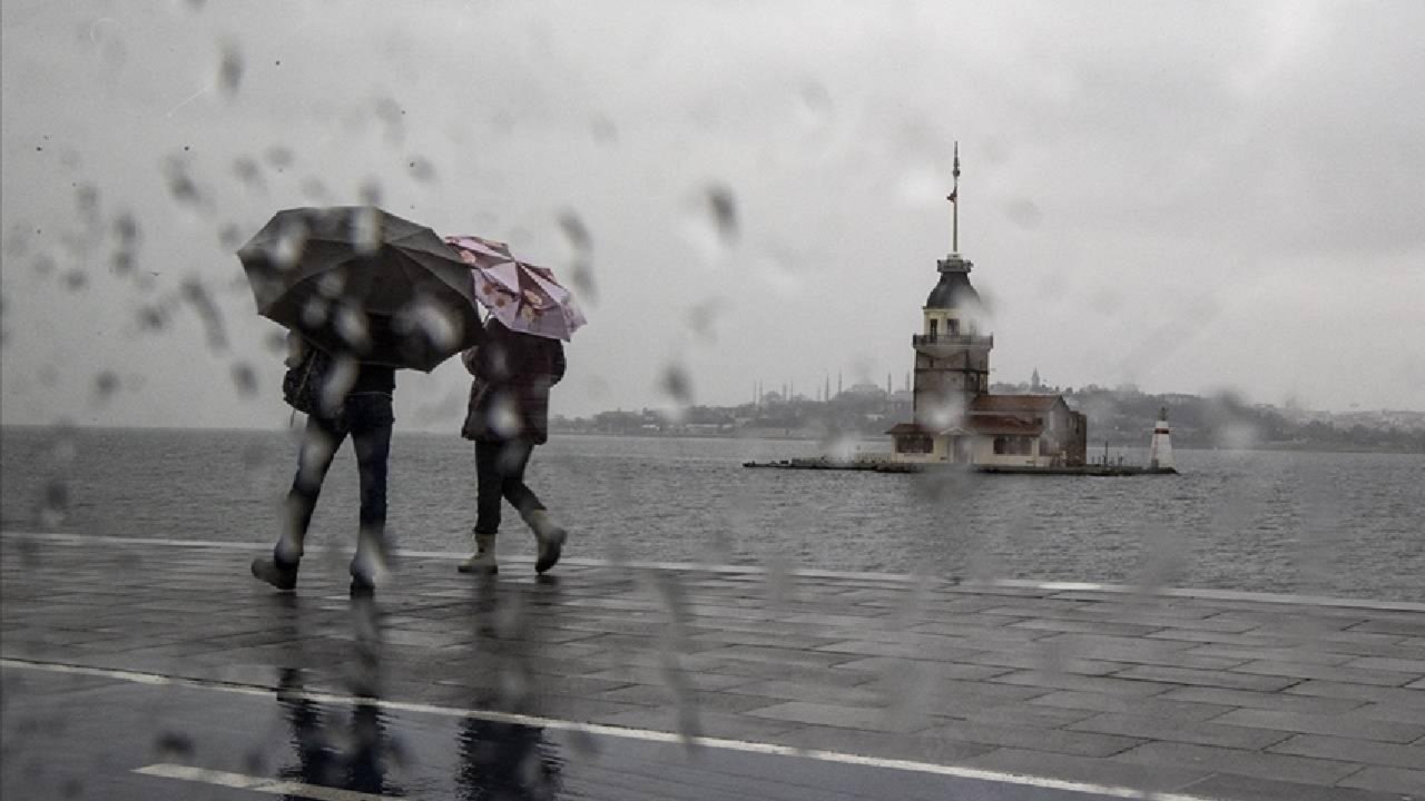 İstanbul yağmura teslim olacak! Valilik 'çok kuvvetli yağış' diyerek uyardı