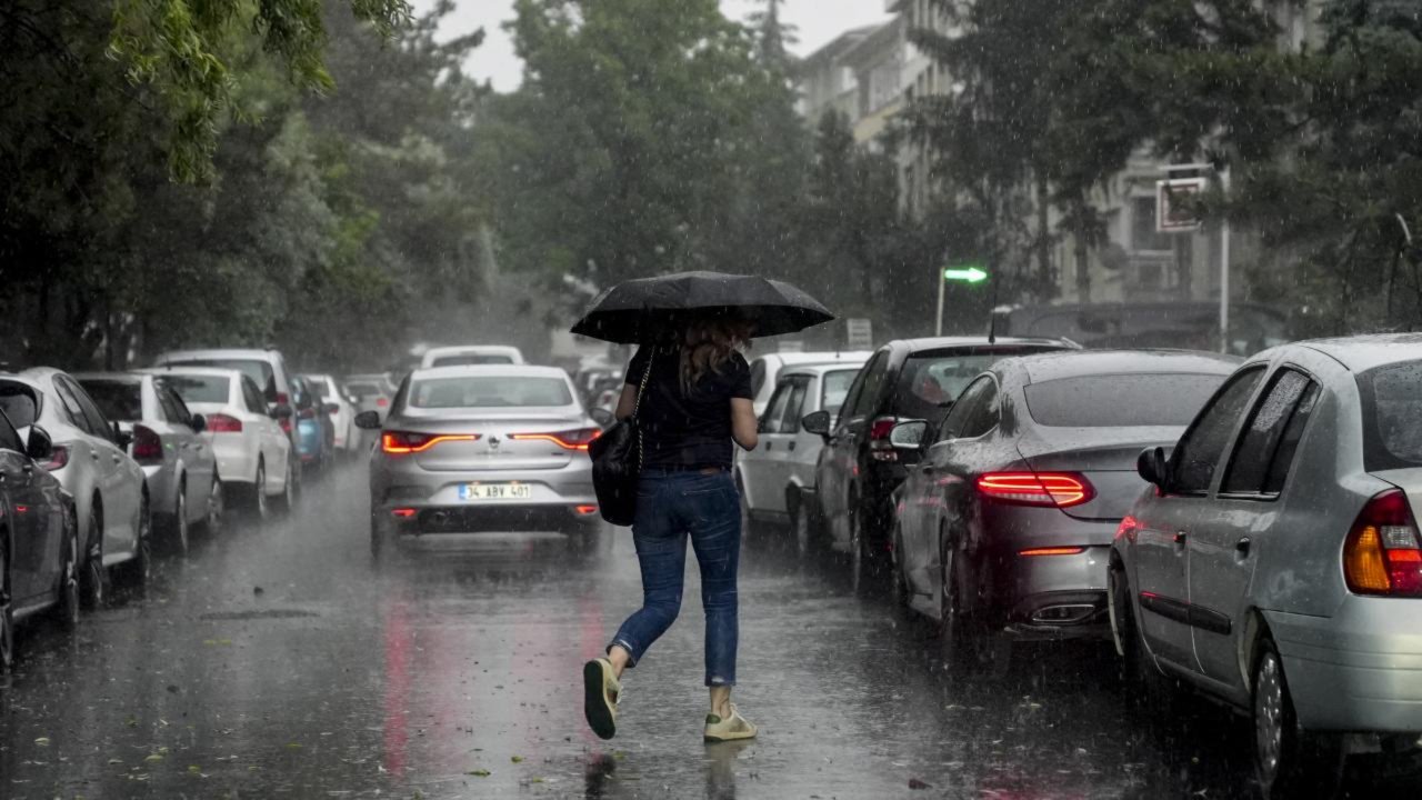 İstanbul yağmura teslim olacak! Valilik 'çok kuvvetli yağış' diyerek uyardı