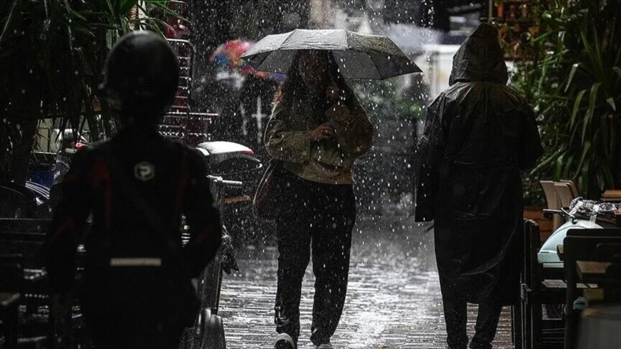 İstanbul yağmura teslim olacak! Valilik 'çok kuvvetli yağış' diyerek uyardı