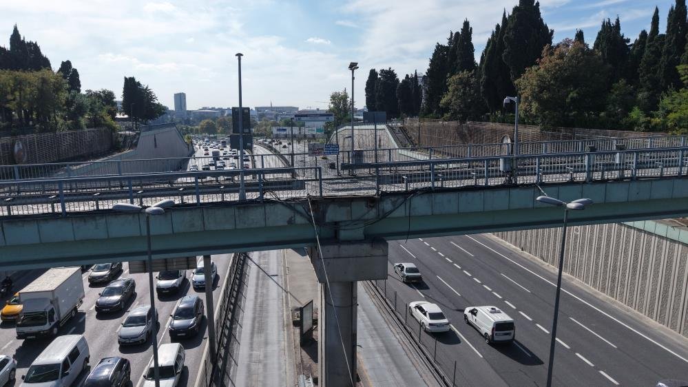 İstanbul'da işlek durağın üst geçidi aylardır kapalı! 'Geçici' denildi, hala açılmadı
