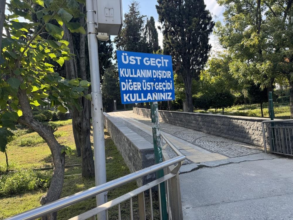 İstanbul'da işlek durağın üst geçidi aylardır kapalı! 'Geçici' denildi, hala açılmadı