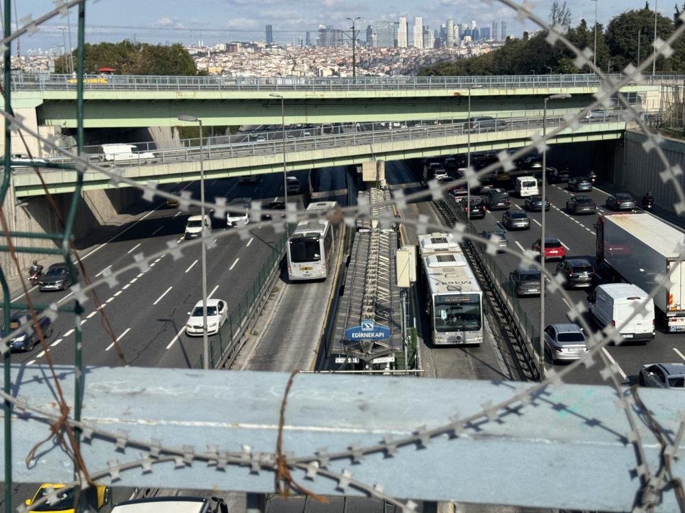 İstanbul'da işlek durağın üst geçidi aylardır kapalı! 'Geçici' denildi, hala açılmadı