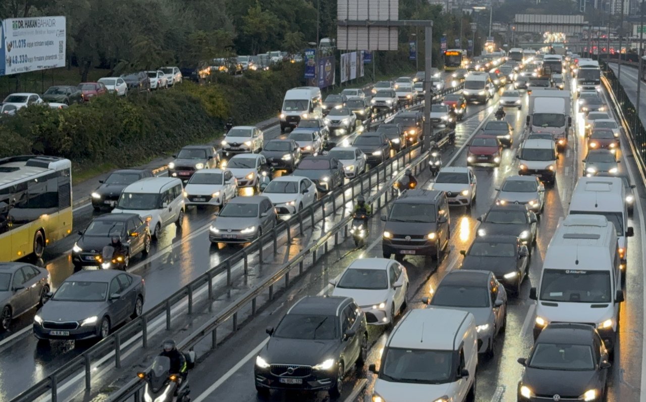İstanbulda mesai çıkışı çilesi! Trafik yoğunluğu yüzde 89