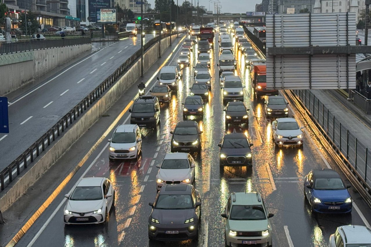 İstanbulda mesai çıkışı çilesi! Trafik yoğunluğu yüzde 89