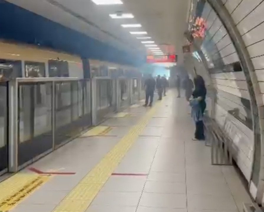 İstanbulda metro hattındaki kablolar patladı! Seferlerde aksama yaşanıyor