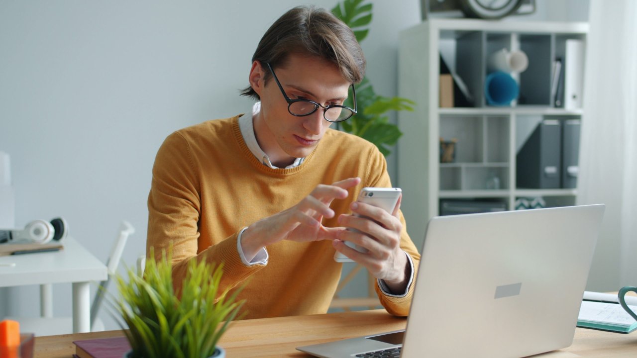 Ofise gitmeden yılda 7,8 milyon TL kazanıyor! Tek ihtiyacı telefon