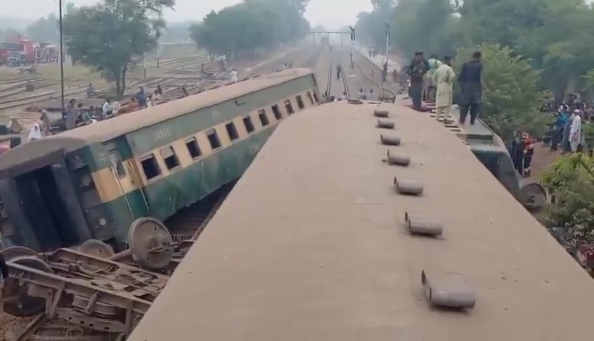 Pakistan'da katliam gibi kaza! Tren raydan çıktı, çok sayıda ölü ve yaralı var