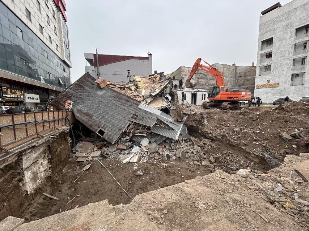 Van'da kazı çalışmasında lokanta çöktü