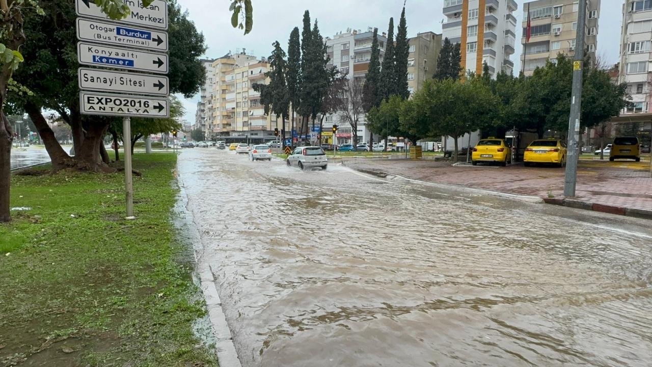 Antalya'da okullar tatil mi? 15 Ekim Antalya hava durumu ve valilik duyuruları gündemde