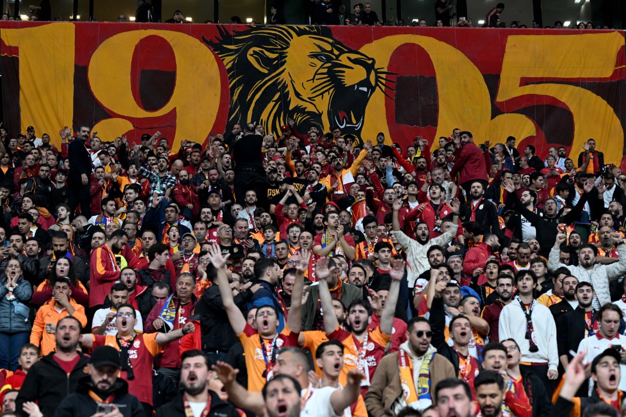 Yaklaşık 53 bin kapasiteli RAMS Park'ta tribünler tamamen doldu.