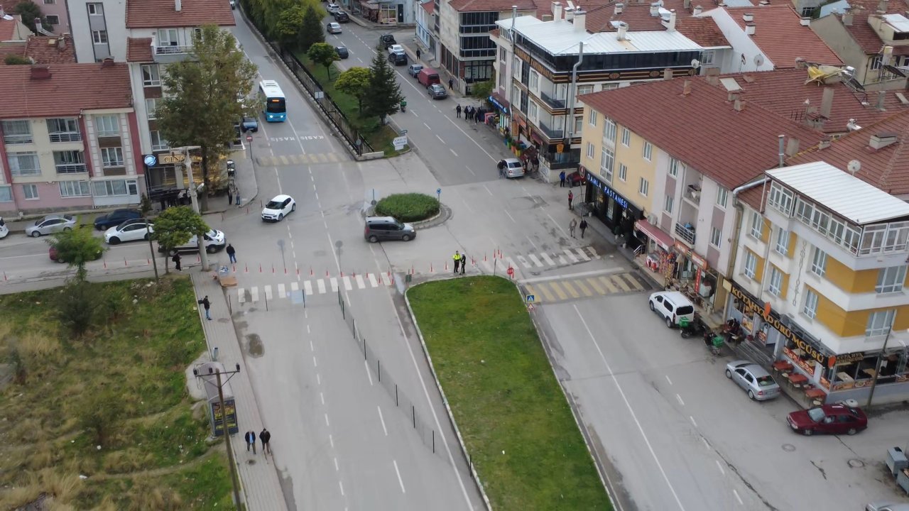 Bir şehrin yol bilmecesi! Herkes kullanıyordu, tel örgüyle kapatıldı