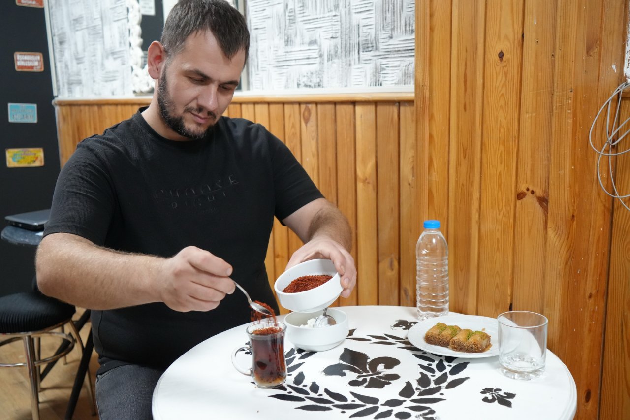 Çaya da tatlıya da pul biber katıyor! 10 yıldır acısız gün geçirmiyor