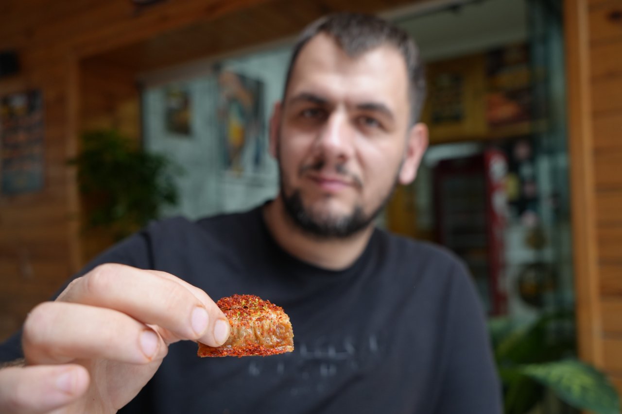 Çaya da tatlıya da pul biber katıyor! 10 yıldır acısız gün geçirmiyor