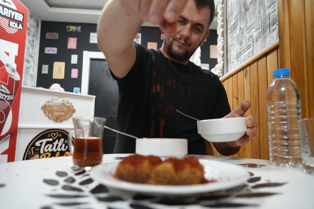 Çaya da tatlıya da pul biber katıyor! 10 yıldır acısız gün geçirmiyor