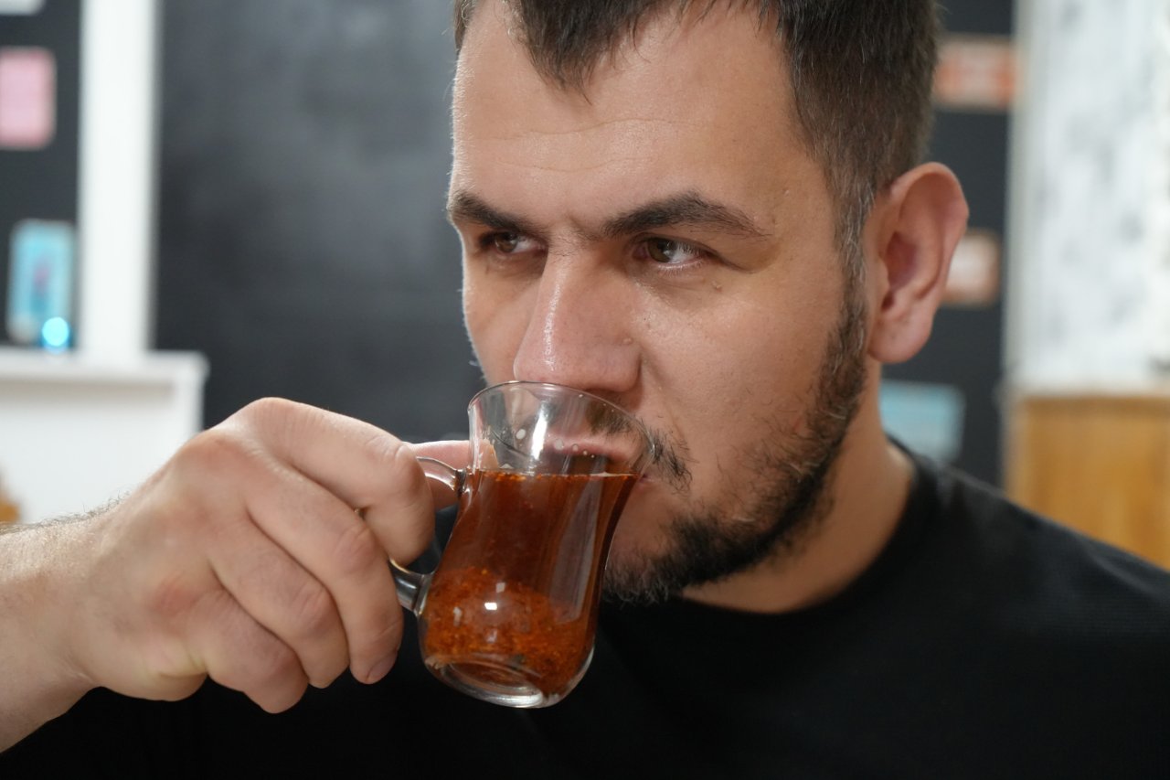 Çaya da tatlıya da pul biber katıyor! 10 yıldır acısız gün geçirmiyor