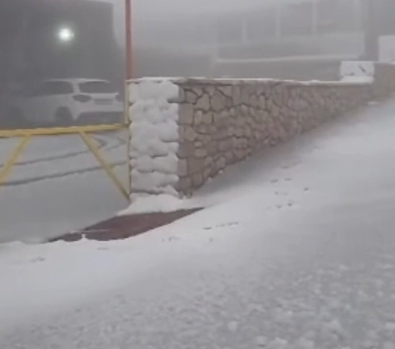 Ekimin ortasında komşu beyaza büründü! Kar kalınlığı 20 santimetreye ulaştı