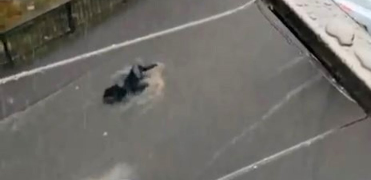 Esenyurt'ta dehşet dolu anlar kamerada! Sel sularına kapılan kadın sokak ortasında sürüklendi