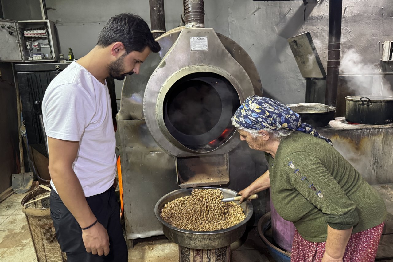Eşinin hastalığıyla 9 çocuğunun yükünü sırtlandı! Yılda 100 ton üretiyor, 81 ile gönderiyor