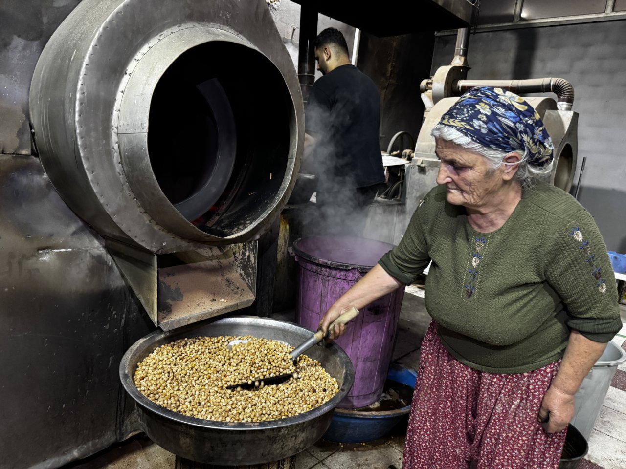 Eşinin hastalığıyla 9 çocuğunun yükünü sırtlandı! Yılda 100 ton üretiyor, 81 ile gönderiyor