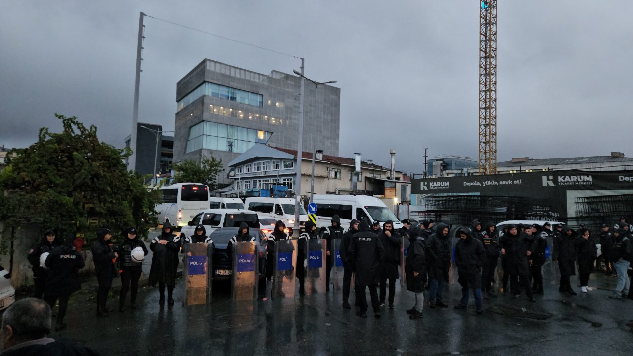 Halk TV'ye kayyım atandı, yayın durduruldu! Polis binada arama yaptı, çalışanlar içeri alınmadı