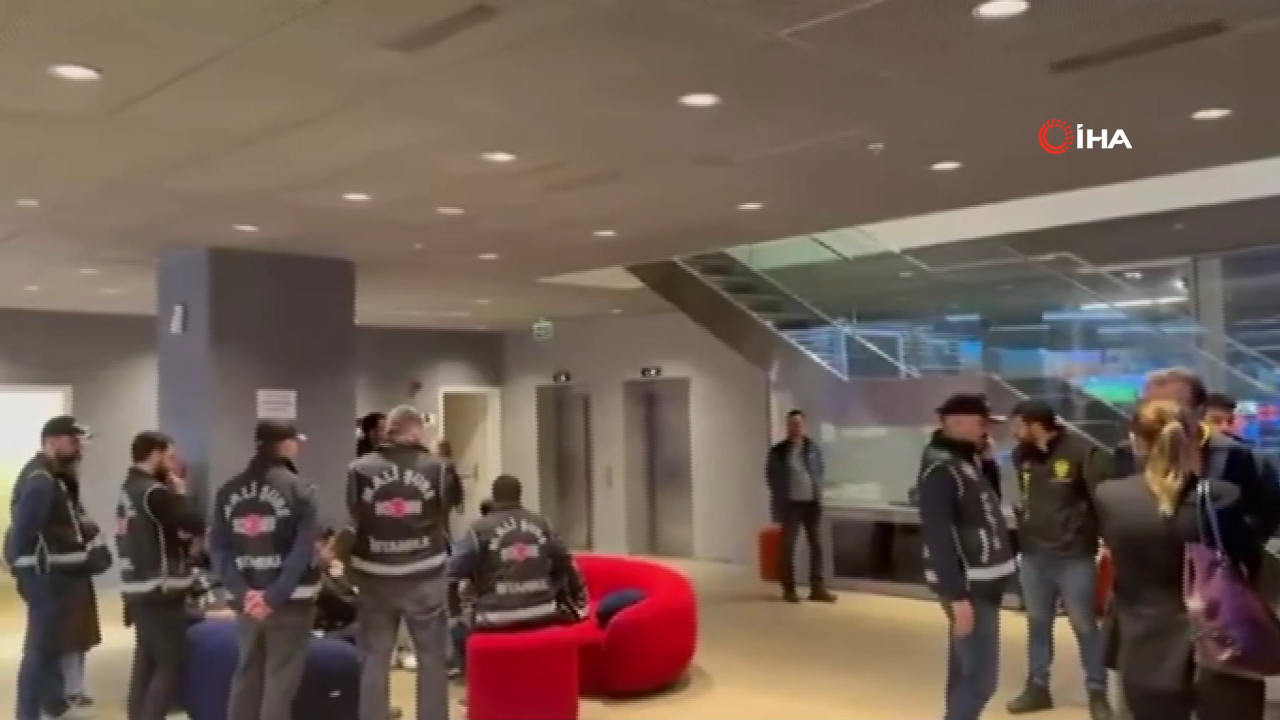 Halk TV'ye kayyım atandı, yayın durduruldu! Polis binada arama yaptı, çalışanlar içeri alınmadı