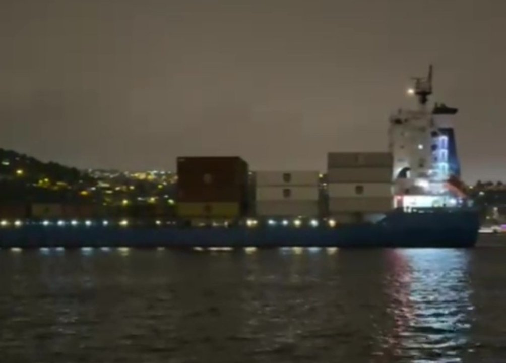 İstanbul Boğazı'nda arızalanan yük gemisi ters yöne döndü