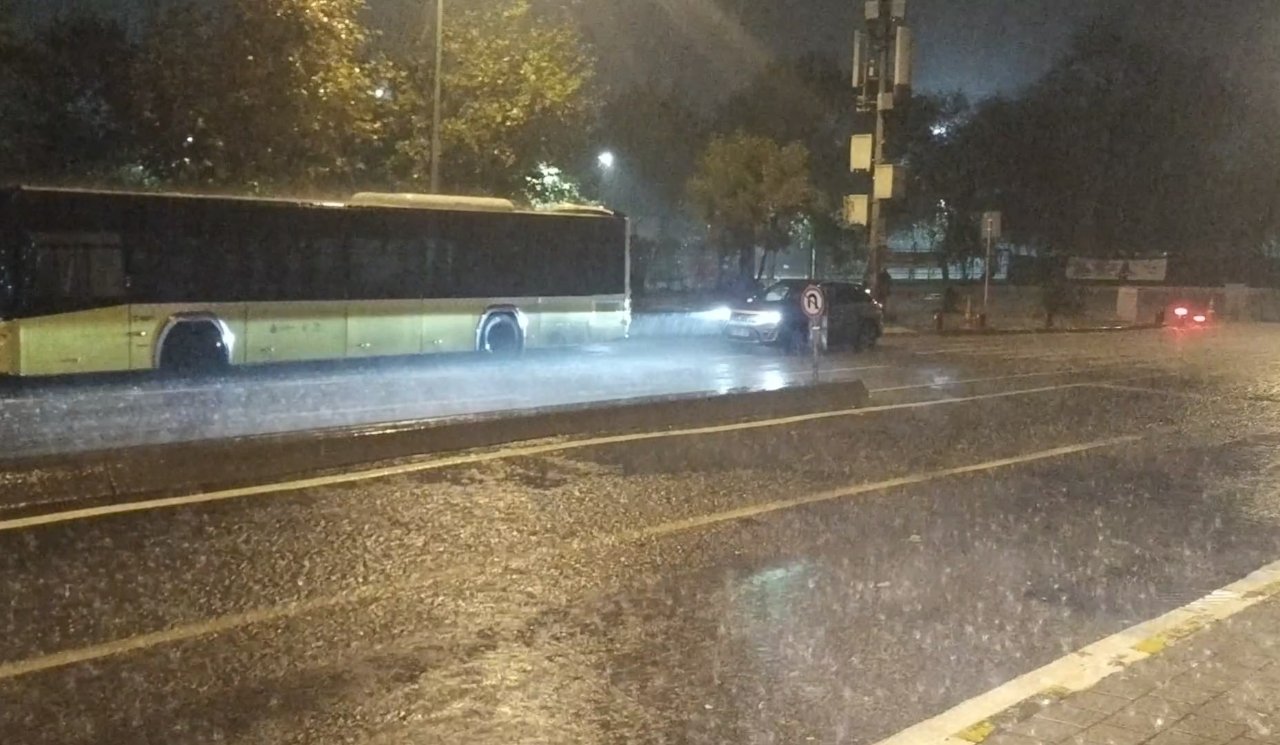 İstanbul sağanak yağışa teslim! Yollar göle döndü, sulara kapılan kadın son anda kurtarıldı