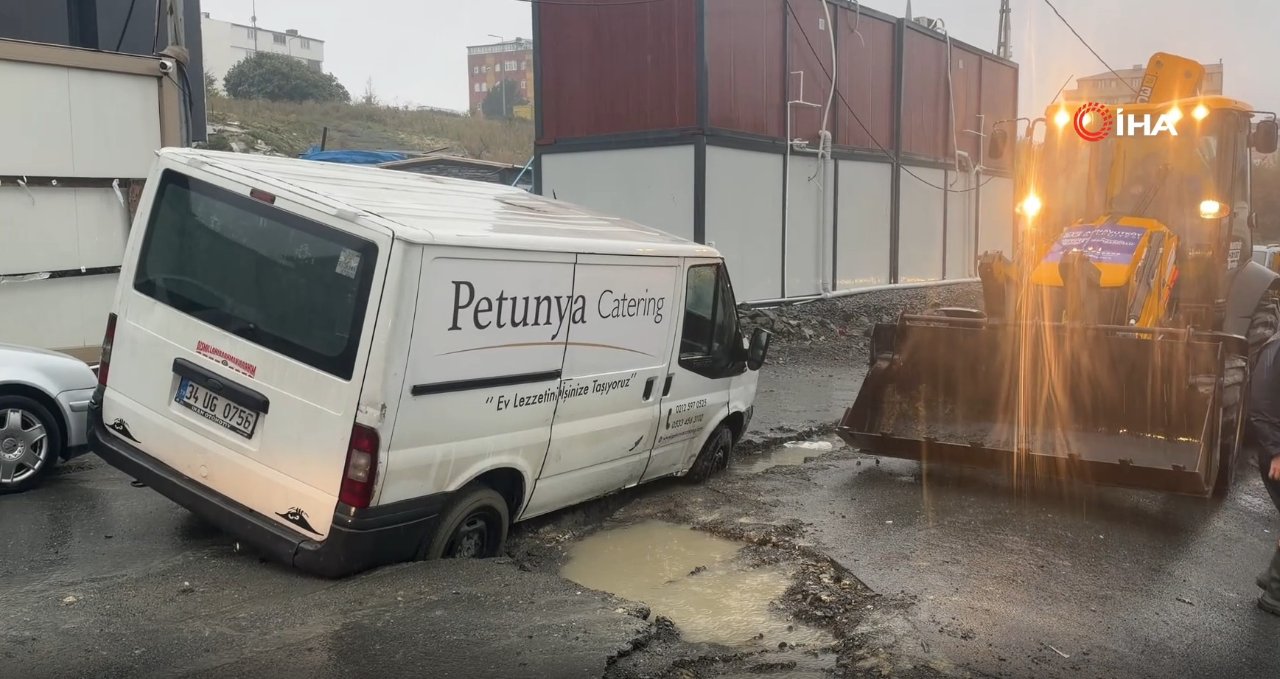 İstanbul sağanak yağışa teslim! Yollar göle döndü, sulara kapılan kadın son anda kurtarıldı
