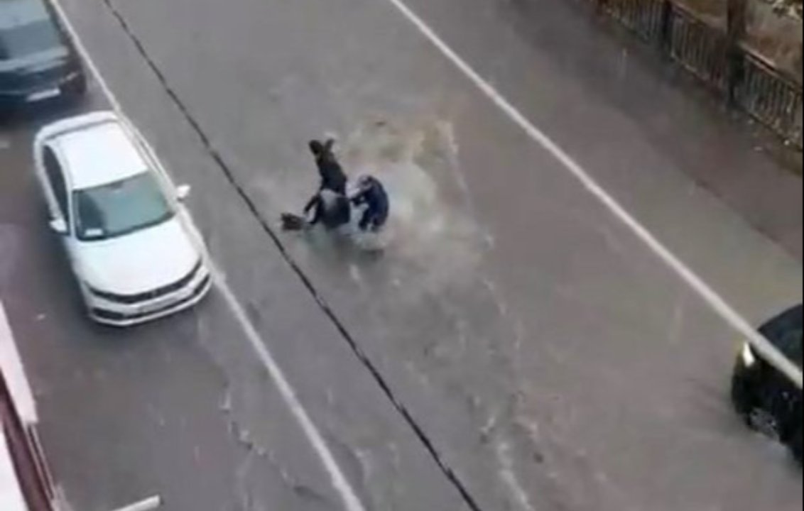 İstanbul sağanak yağışa teslim! Yollar göle döndü, sulara kapılan kadın son anda kurtarıldı