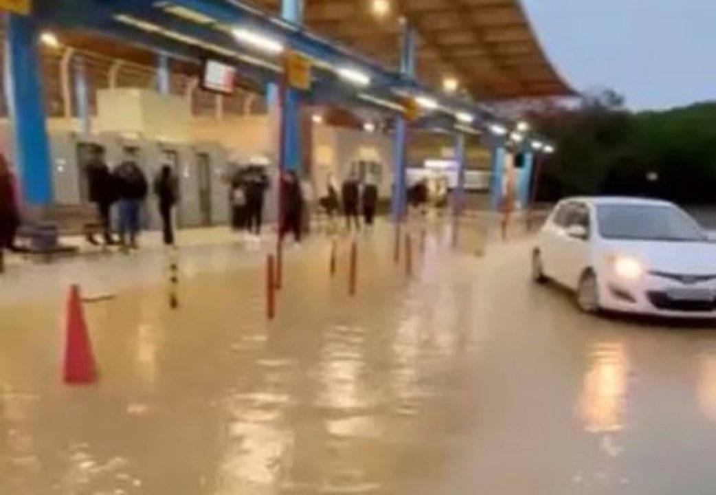 İstanbul sağanak yağışa teslim! Yollar göle döndü, sulara kapılan kadın son anda kurtarıldı