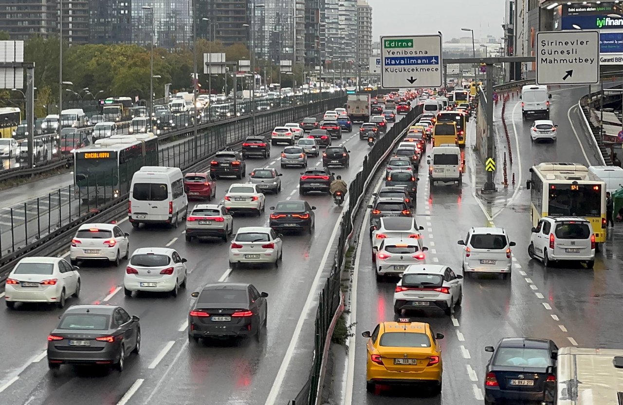 İstanbul sağanak yağışa teslim! Yollar göle döndü, sulara kapılan kadın son anda kurtarıldı