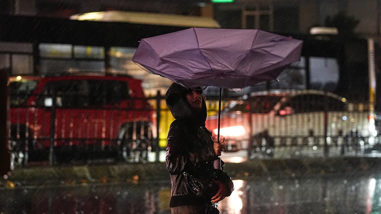 İstanbul Valiliği sağanağın bilançosunu açıkladı: Binlerce ihbar, rekor yağış!