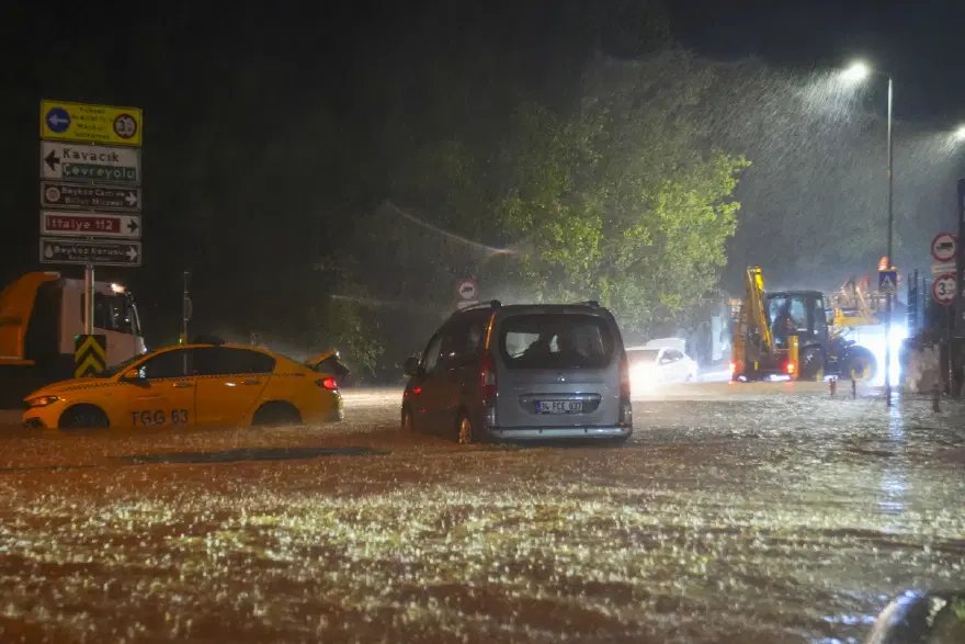İstanbul Valiliği sağanağın bilançosunu açıkladı: Binlerce ihbar, rekor yağış!