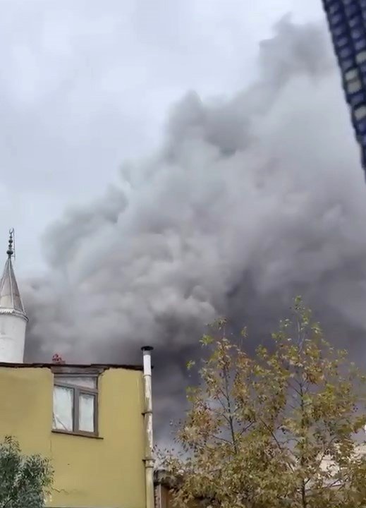 İstanbulda sanayi sitesinde yangın! Çatı küle döndü