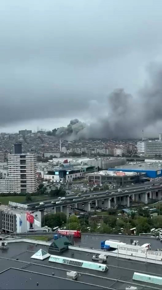 İstanbulda sanayi sitesinde yangın! Çatı küle döndü
