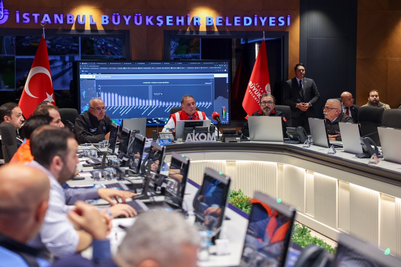 İstanbullulara iş çıkışı sağanak uyarısı! Uzman isim ilçeleri tek tek saydı ve uyardı:  Erkenden evlerine gitsinler