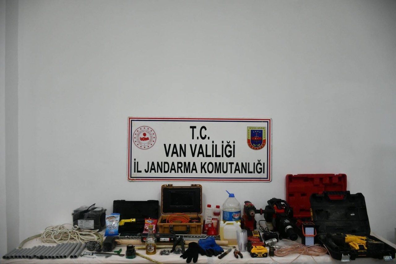 Kaya mezarda patlayıcıyla suçüstü yakalandılar! Amaçları inanılır gibi değil