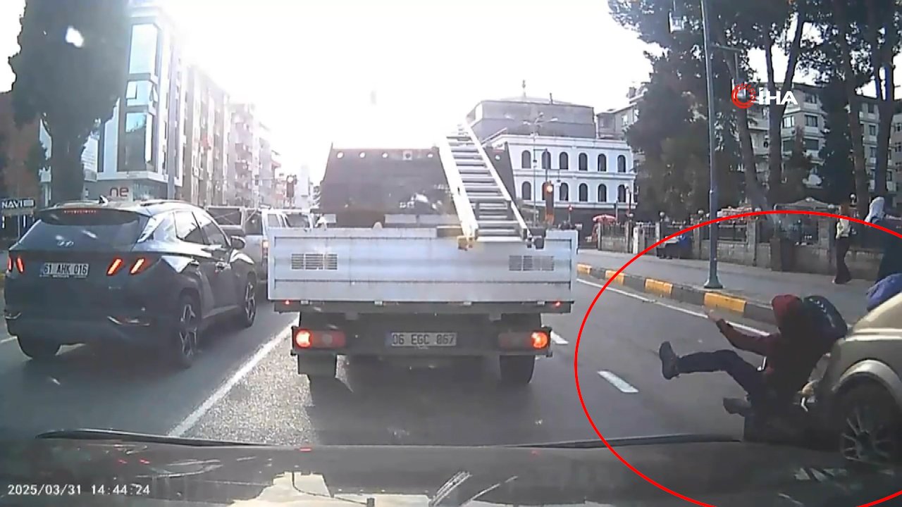 Kornaya rağmen durmadılar! Elektrikli bisikletli çocukların kazası kamerada