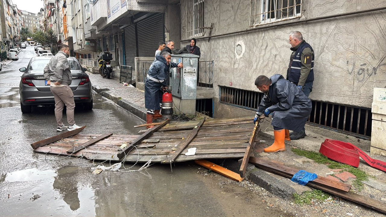 Küçükçekmece’de sağanak sonrası korku dolu anlar! Bodrum kattaki evinde mahsur kaldı, dakikalarca kurtarıldı